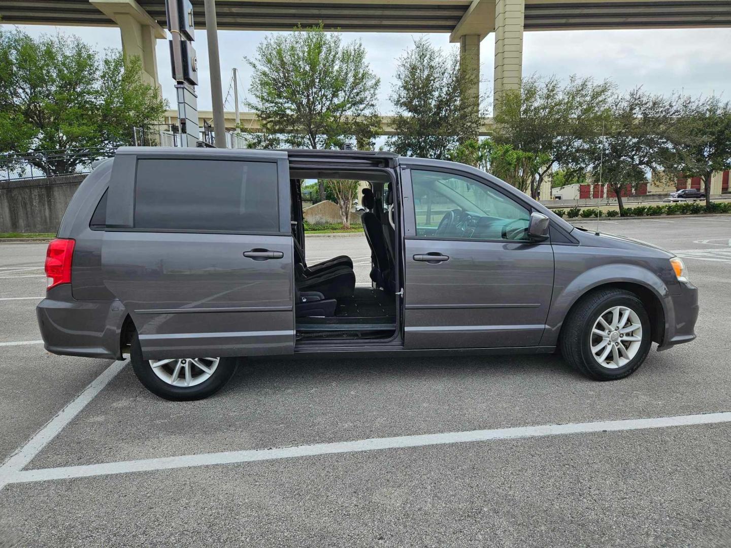 2015 Black Dodge Grand Caravan (2C4RDGCG2FR) , located at 5005 Telephone Rd., Houston, TX, 77087, (713) 641-0980, 29.690666, -95.298683 - Photo#3